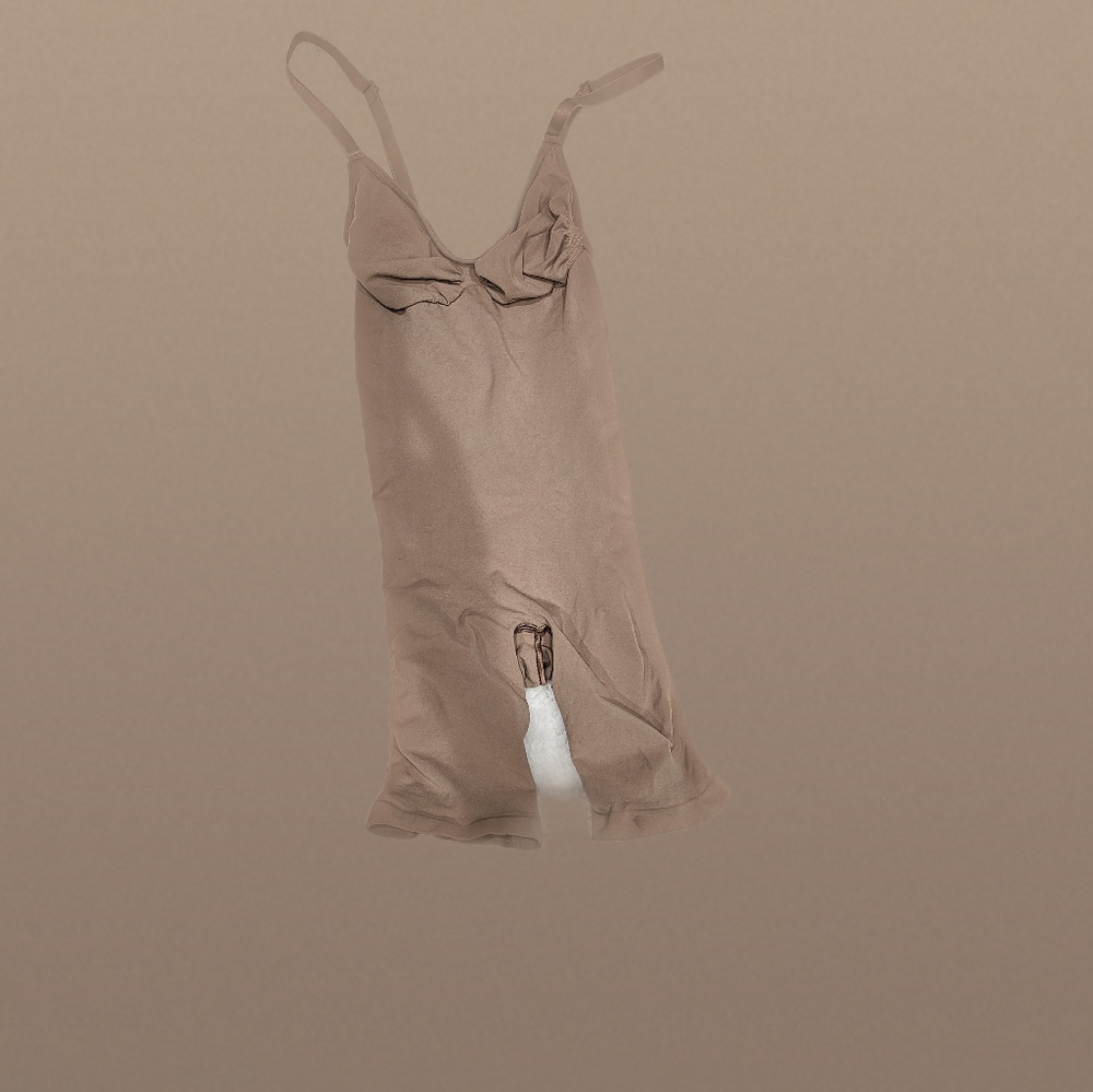 Skims seamless sculpt low back mid thigh bodysuit, NWOT, no box